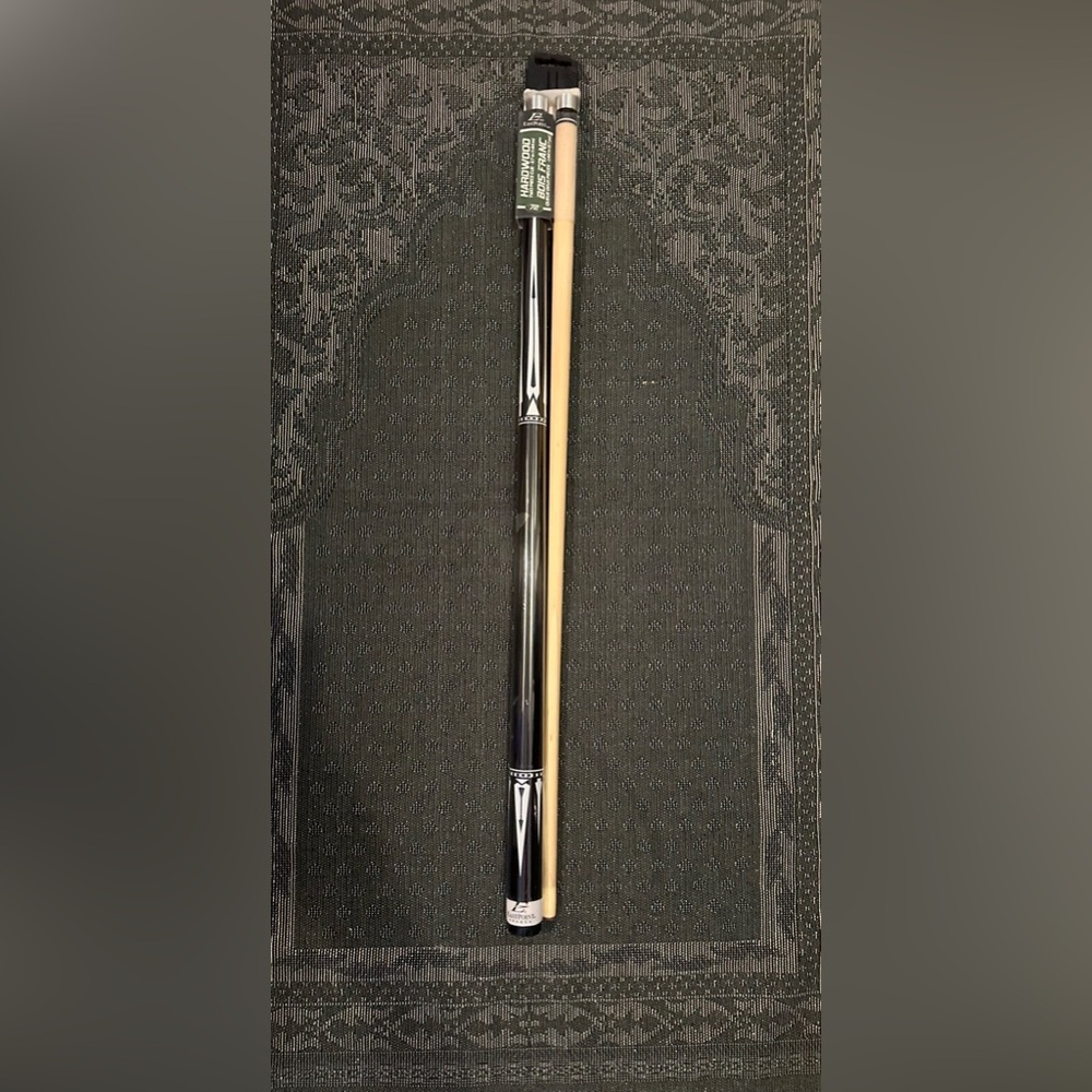 EastPoint Hardwood 2-Piece Billiard/Pool Cue w/ Poly  Tack Grip & Press-On Tip,